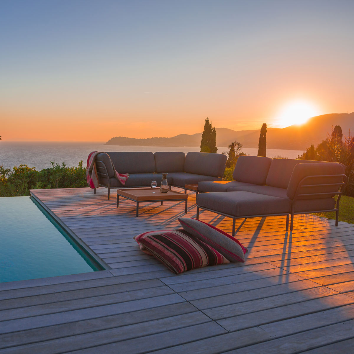 Level Outdoor Sofa