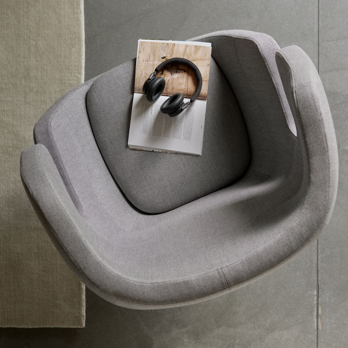 Moai Privacy Chair