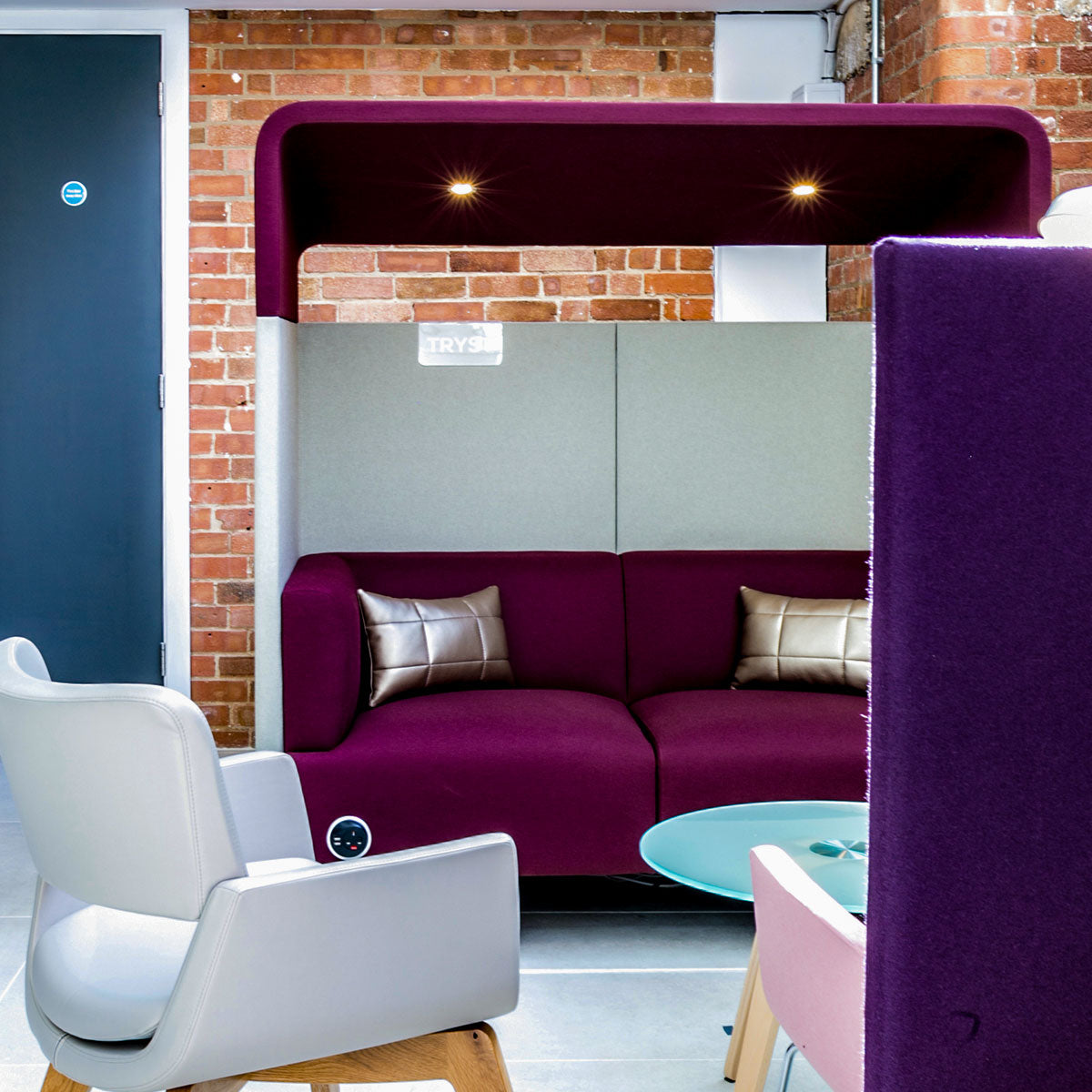 Tryst Canopy Privacy Chair